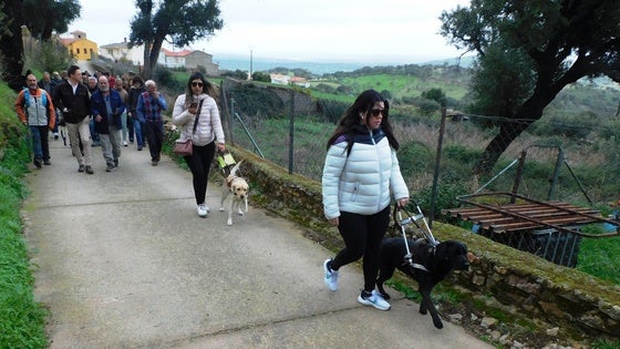 Monfragüe apuesta por el senderismo accesible para personas con deficiencia visual