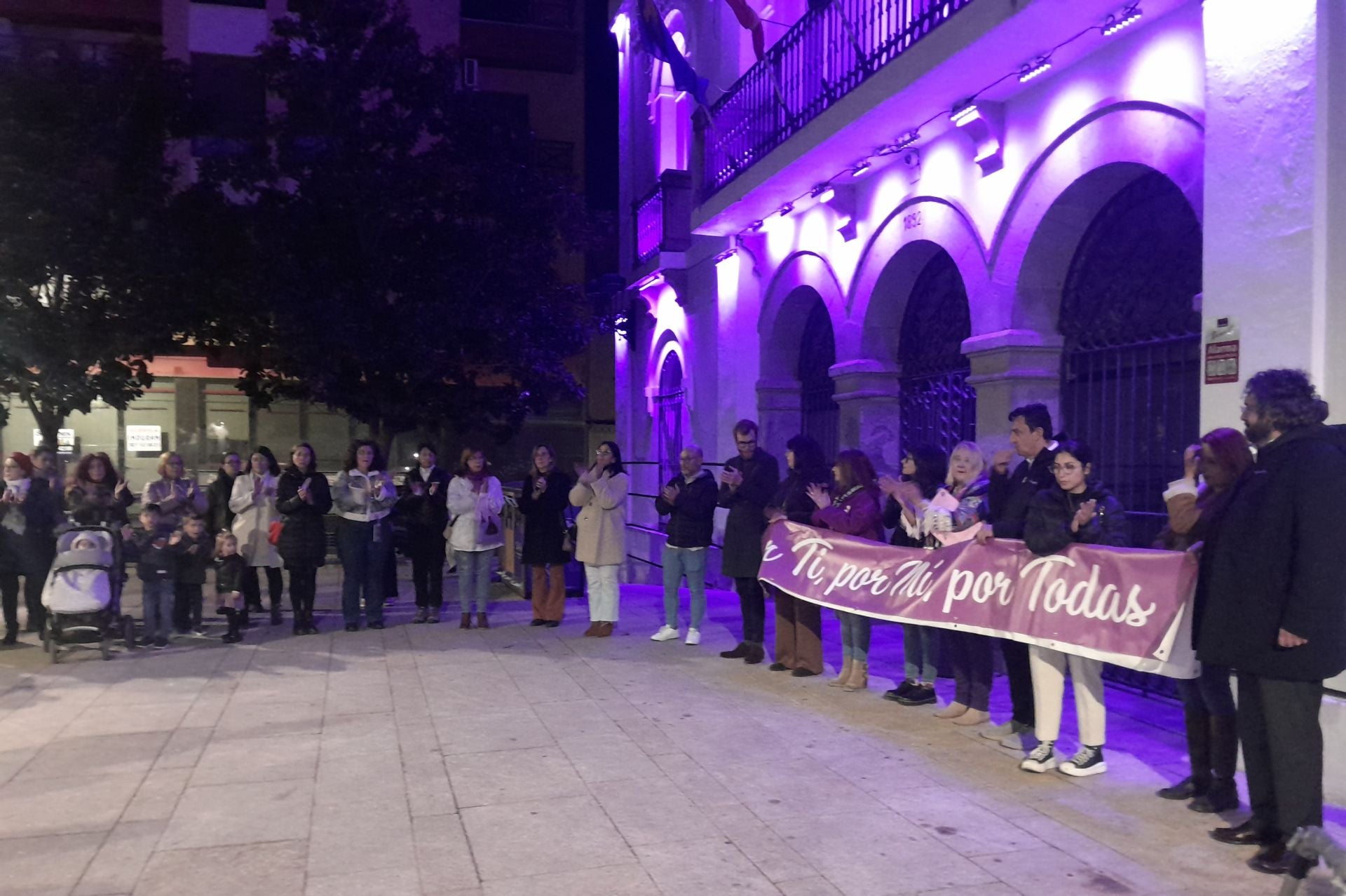 Aplausos tras el minuto de slencio vivido en la plaza de España