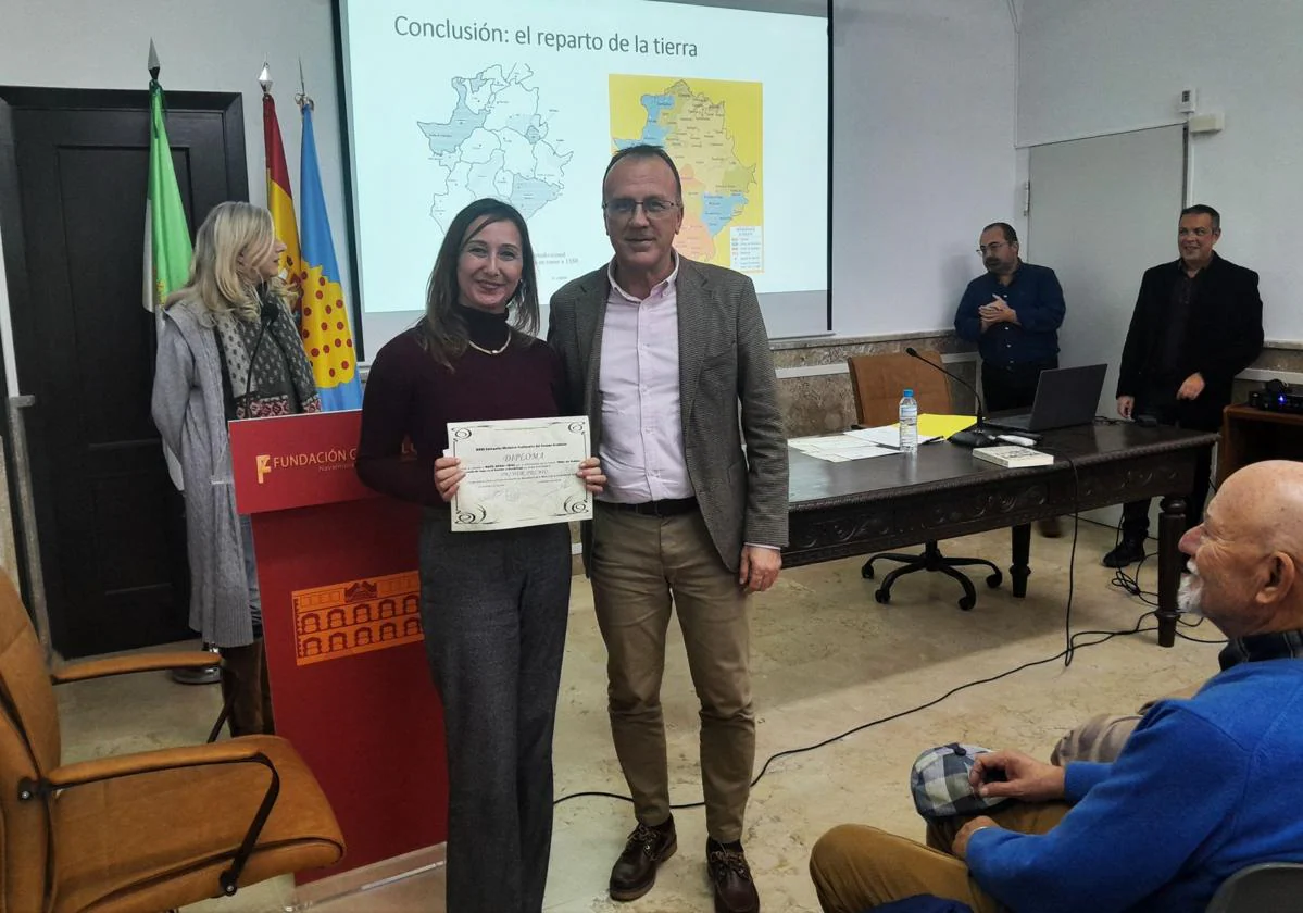 Maite Orgaz recibe el primer premio de Enrique Hueso