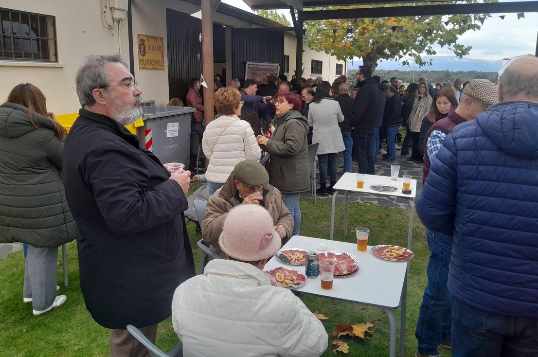 Gran acogida del corte solidario de jamón en Toril
