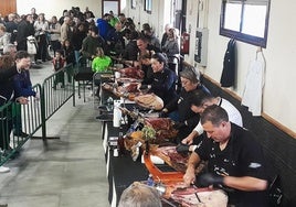 Gran acogida del corte solidario de jamón en Toril