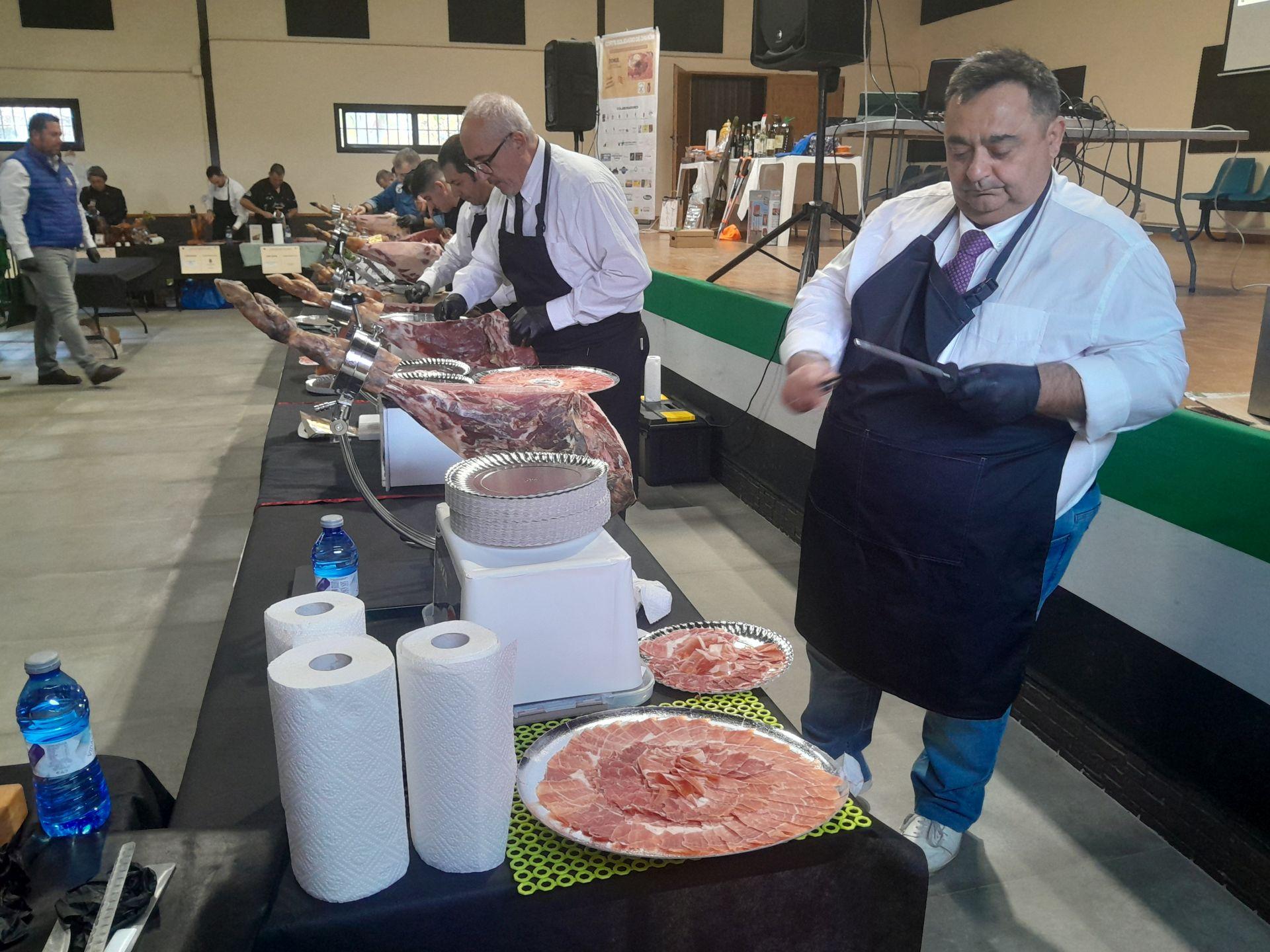 Gran acogida del corte solidario de jamón en Toril