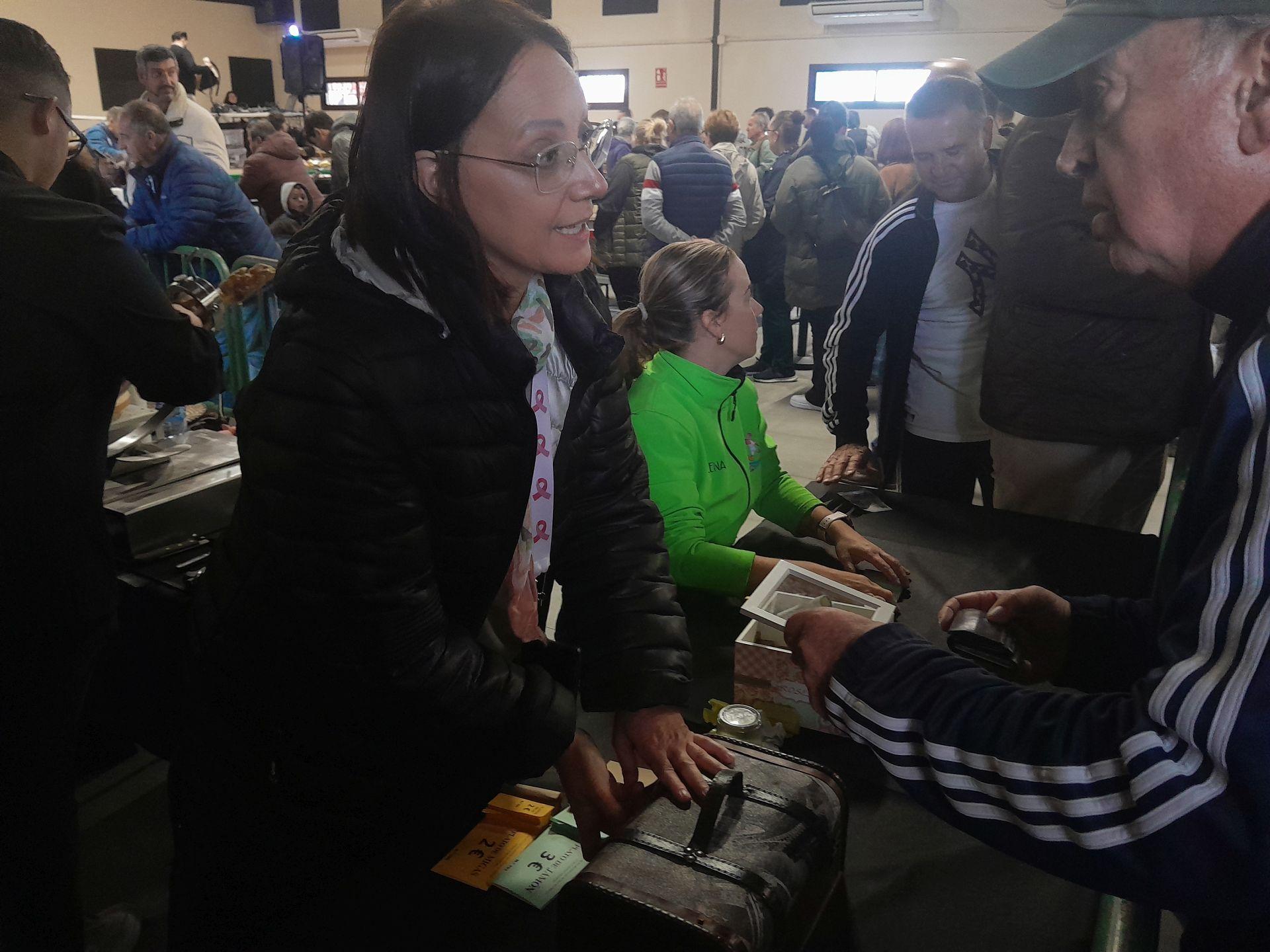 Gran acogida del corte solidario de jamón en Toril