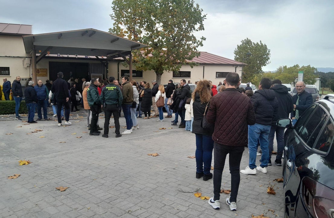 Gran acogida del corte solidario de jamón en Toril