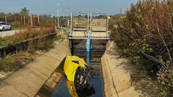 Una furgoneta de Correos cae al canal de riego de Valdecañas
