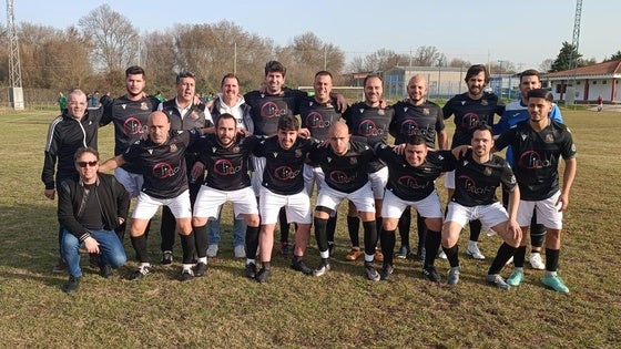 La liga de fútbol veterano alcanza su primer tercio