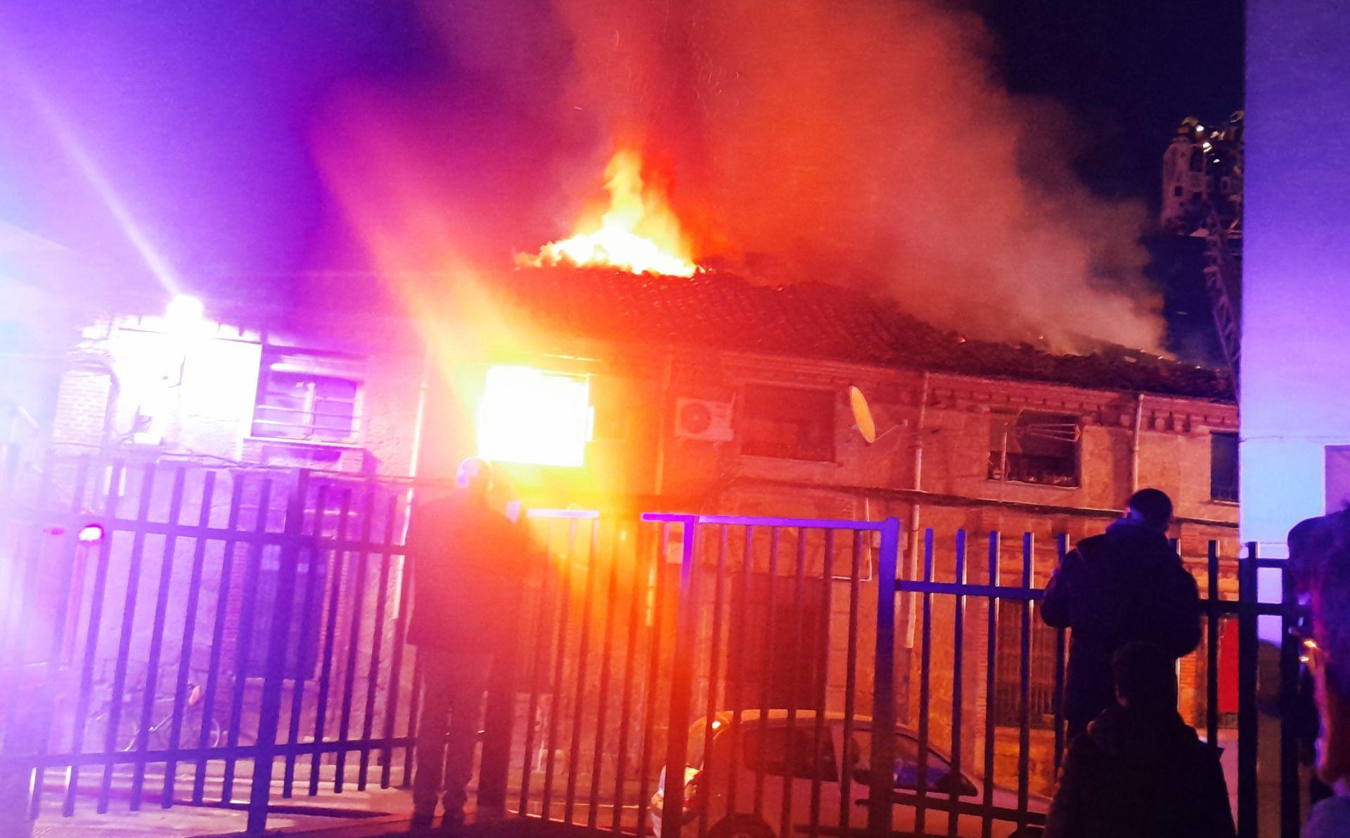 Un incendio en el 'Hospitalillo' obliga a desalojar a ocho familias