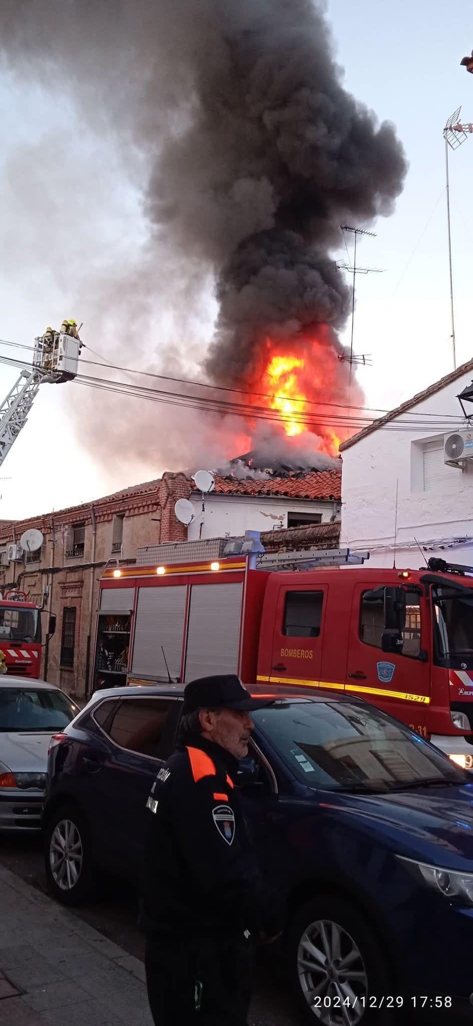 Un incendio en el 'Hospitalillo' obliga a desalojar a ocho familias