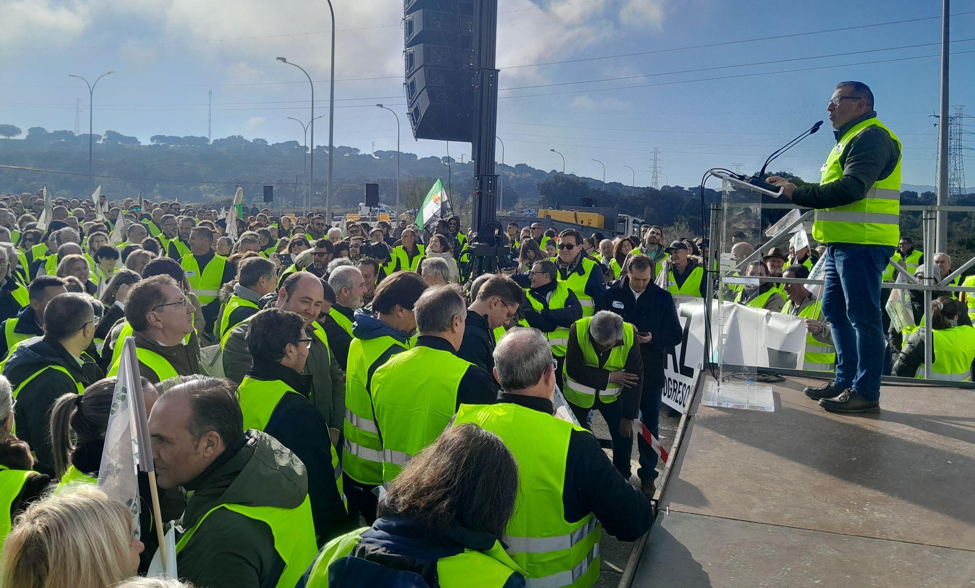 Miles de personas claman ¡Sí a Almaraz, sí al futuro!