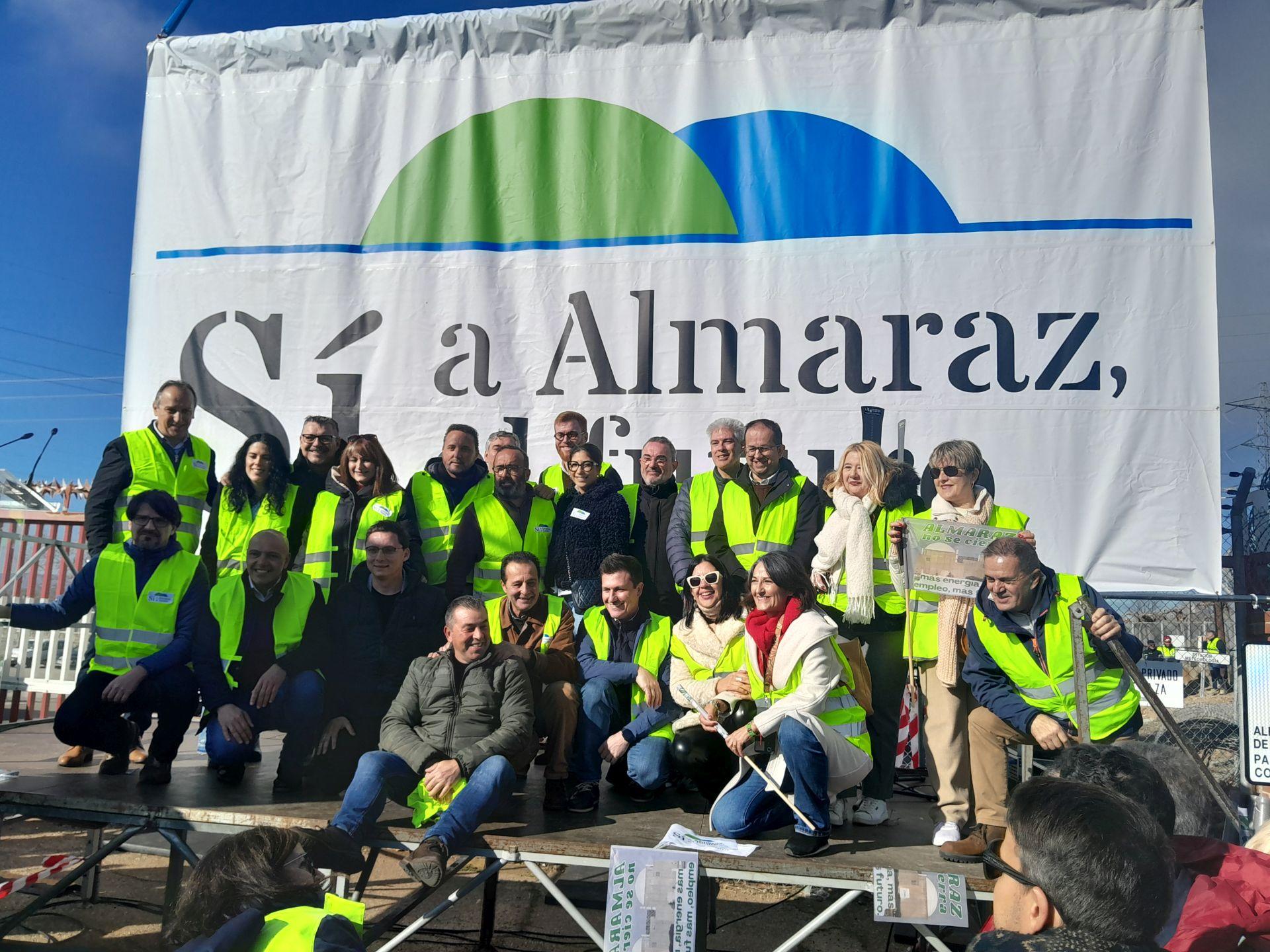 Miles de personas claman ¡Sí a Almaraz, sí al futuro!