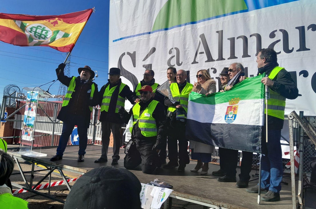 Miles de personas claman ¡Sí a Almaraz, sí al futuro!