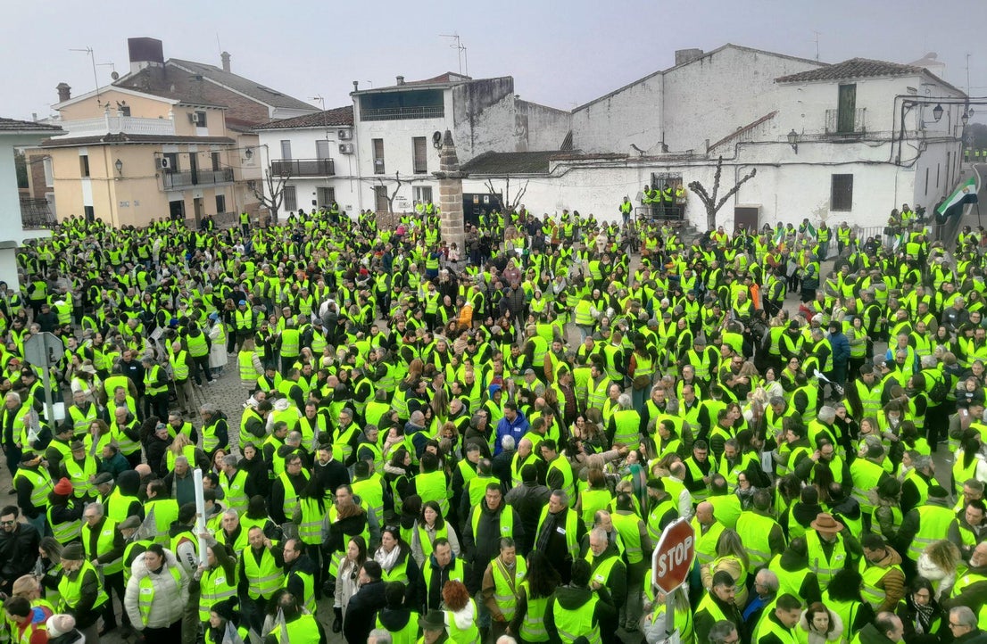 Miles de personas claman ¡Sí a Almaraz, sí al futuro!