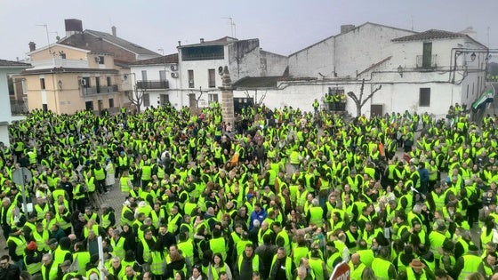Miles de personas claman ¡Sí a Almaraz, sí al futuro!