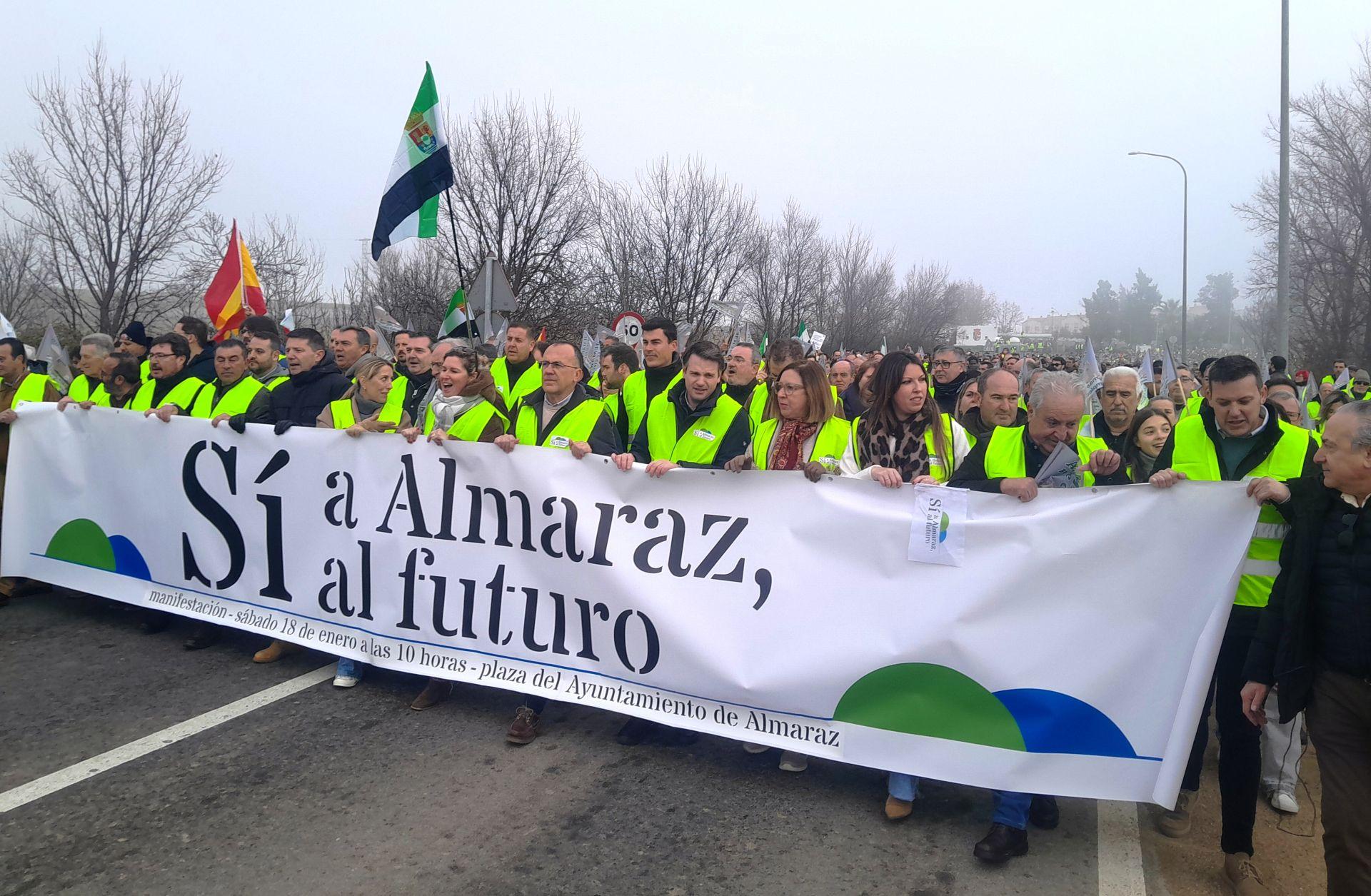 Miles de personas claman ¡Sí a Almaraz, sí al futuro!
