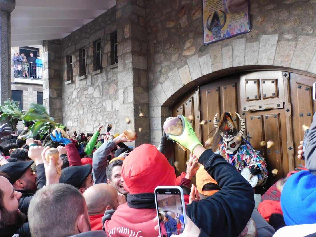Jarramplas llena de nabos y visitantes las calles de Piornal