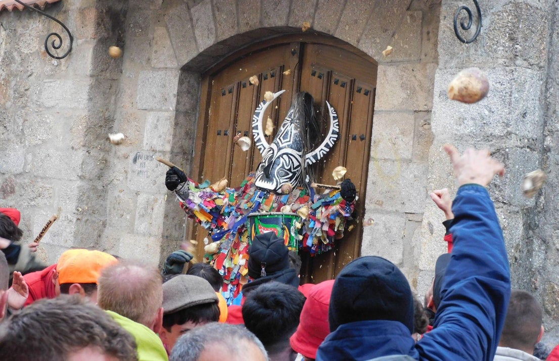 Jarramplas llena de nabos y visitantes las calles de Piornal