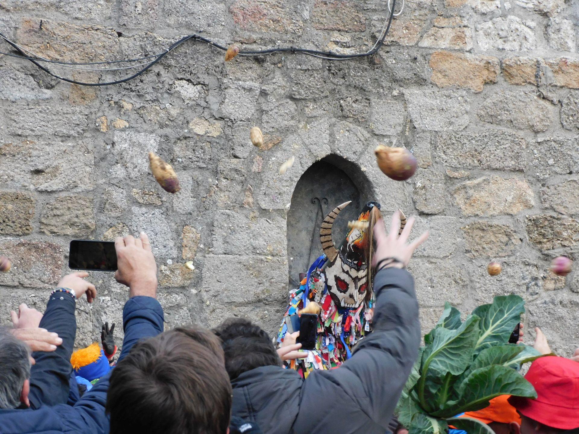 Jarramplas llena de nabos y visitantes las calles de Piornal