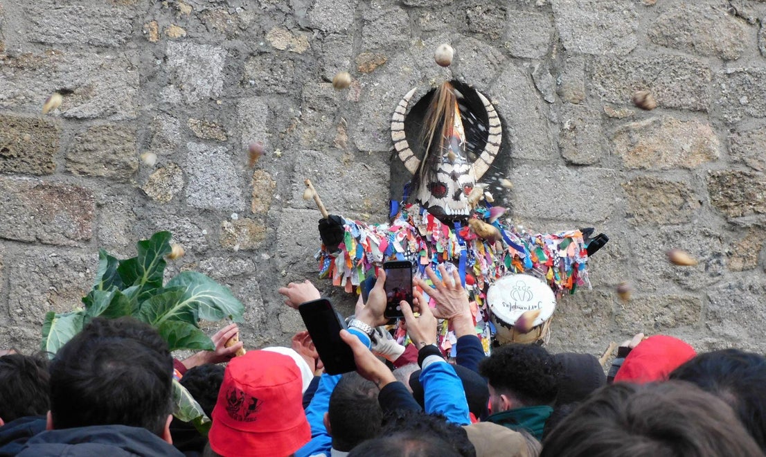 Jarramplas llena de nabos y visitantes las calles de Piornal