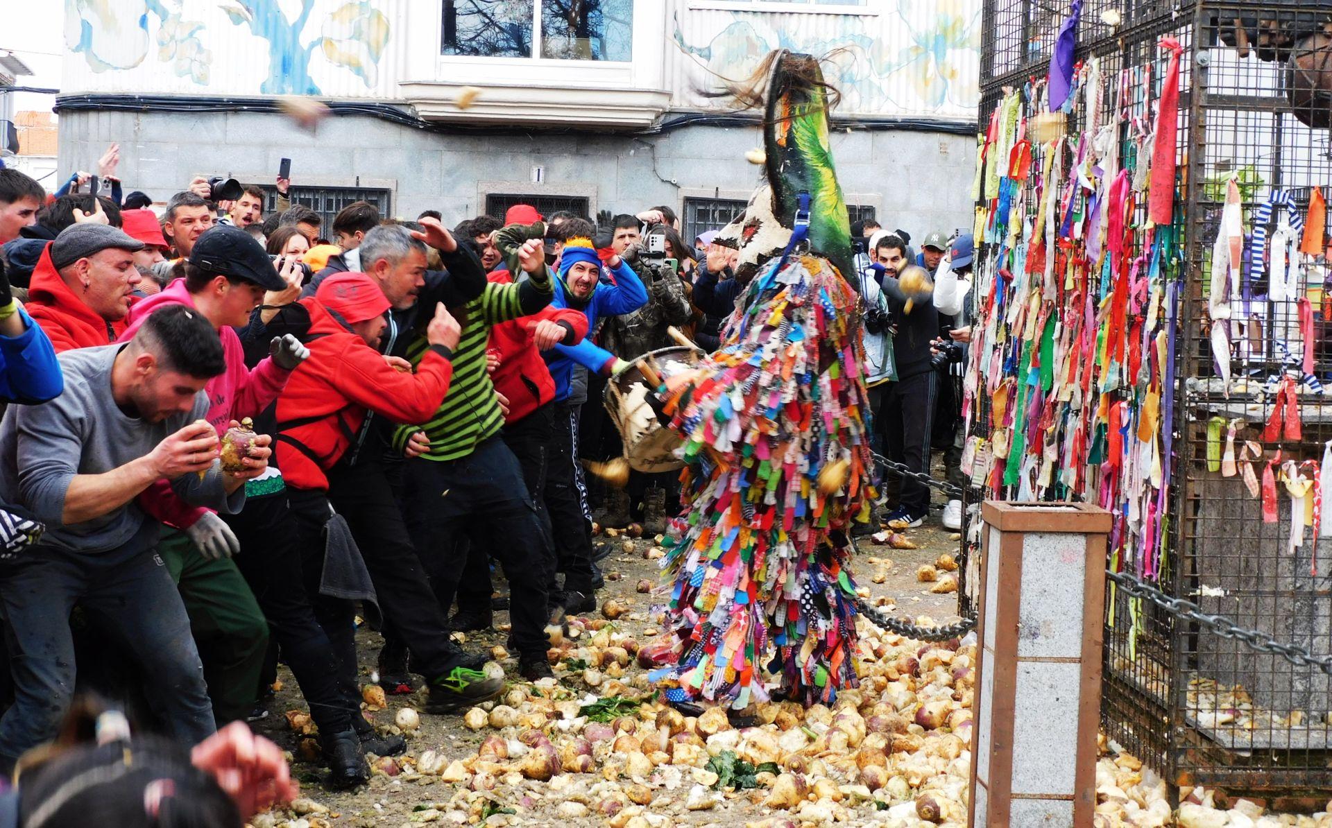 Jarramplas llena de nabos y visitantes las calles de Piornal