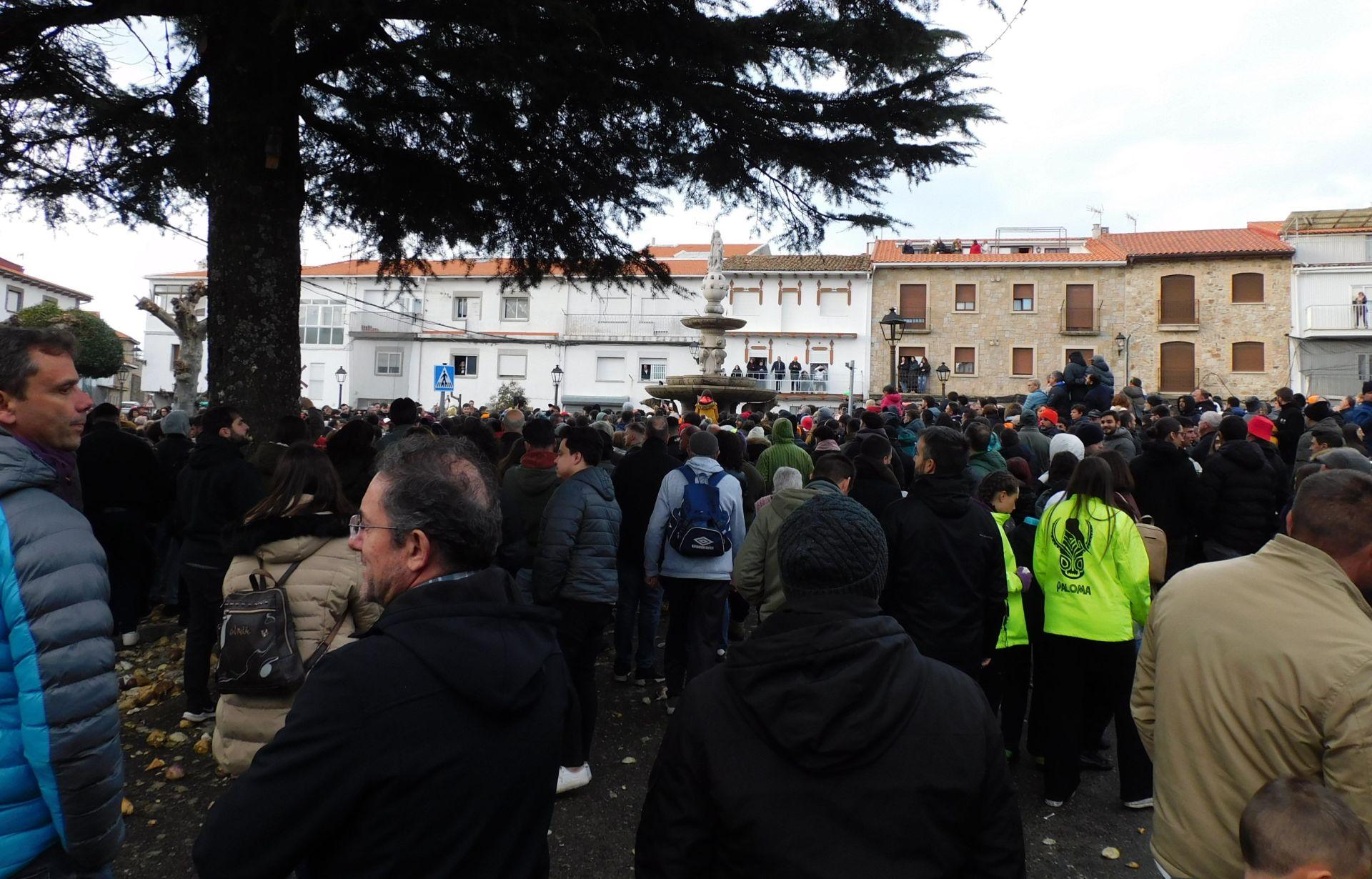 Jarramplas llena de nabos y visitantes las calles de Piornal