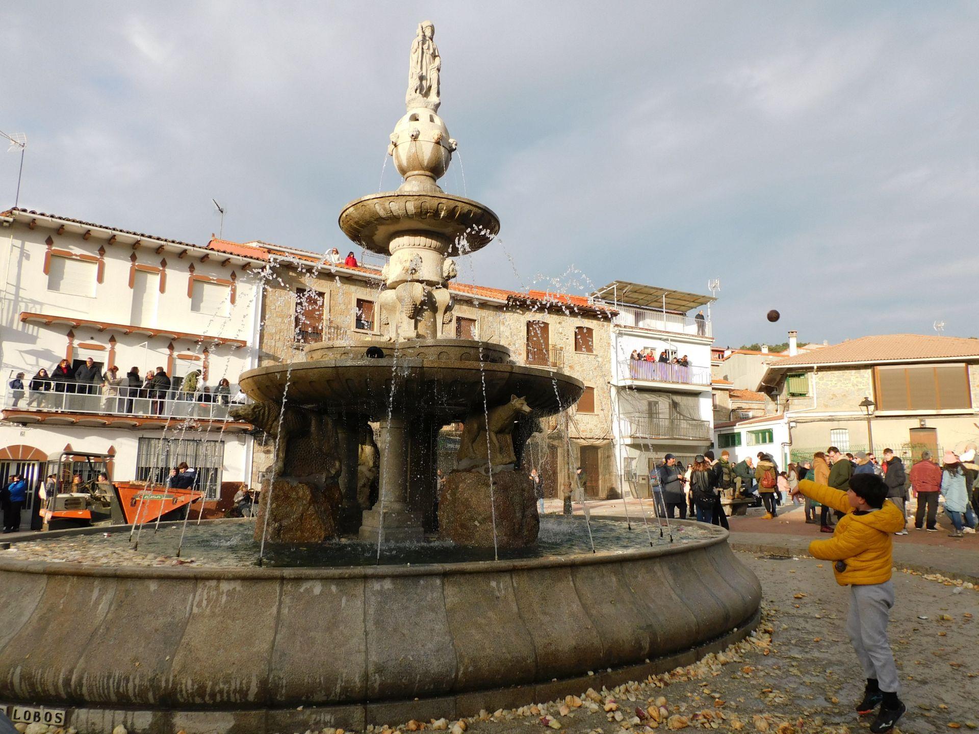 Jarramplas llena de nabos y visitantes las calles de Piornal