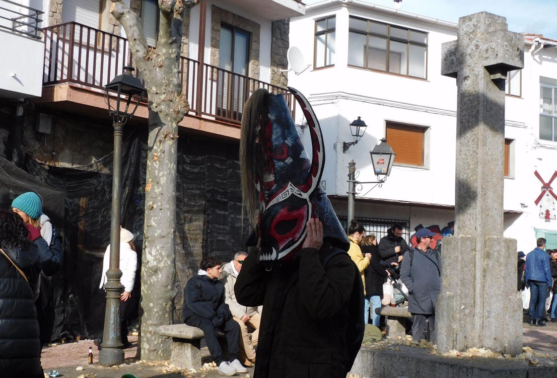 Jarramplas llena de nabos y visitantes las calles de Piornal