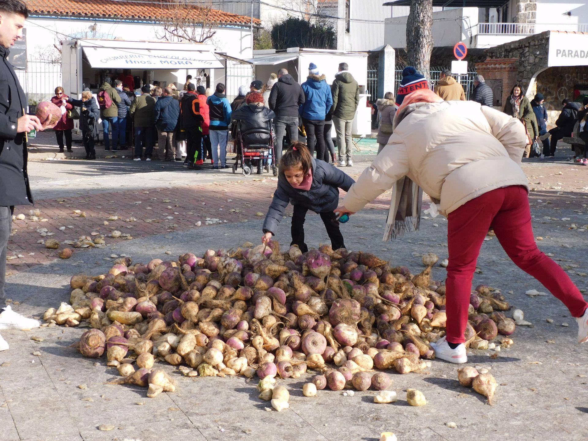 Jarramplas llena de nabos y visitantes las calles de Piornal