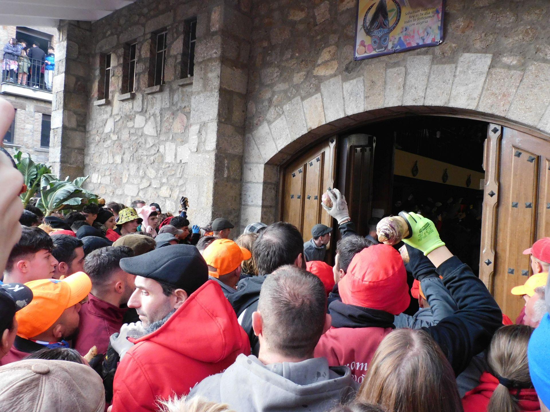Jarramplas llena de nabos y visitantes las calles de Piornal