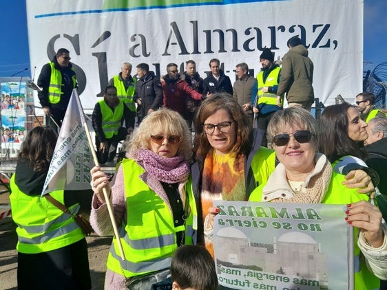 Pilar, Izaskun y Cristina junto al escenario de la manifestación