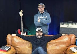 Pablo, de pie, y Alejandro, sentado, integrantes de Febrero16