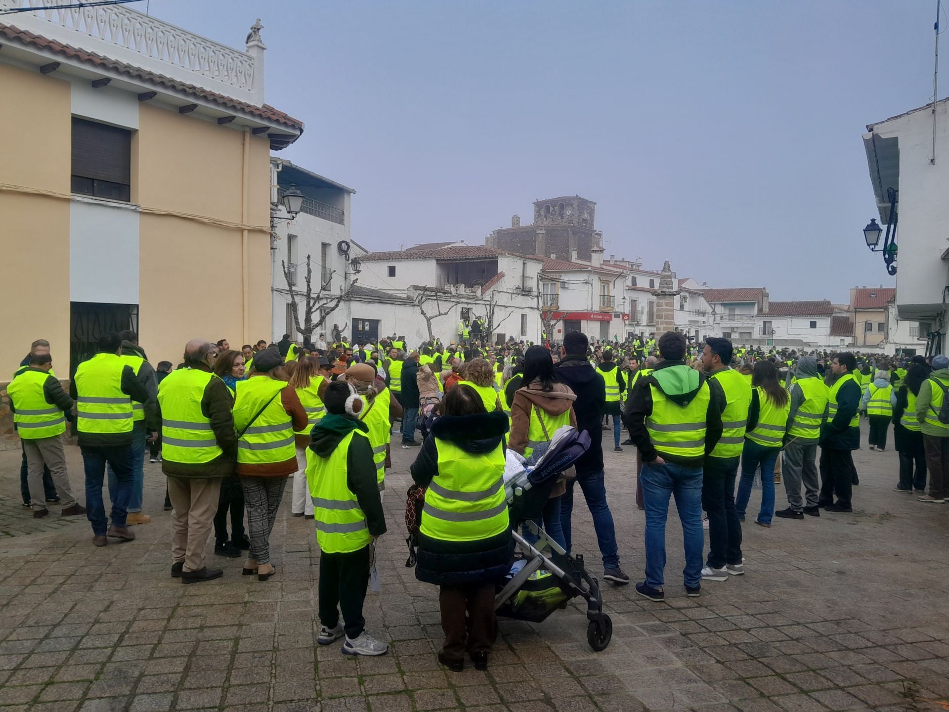 Concentración en la plaza de Almaraz
