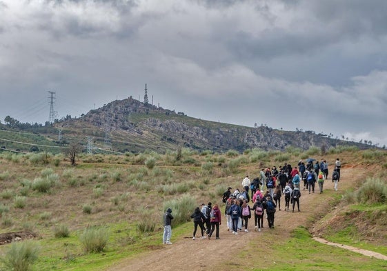 Ruta senderista con el pico Miravete al fondo