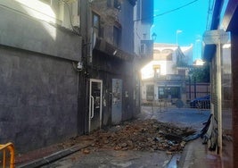 Presencia de los bomberos en la calle Zaragoza