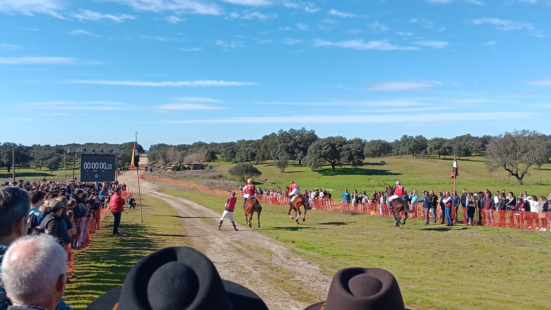 Gran ambiente en Toril en las carreras de caballos de San Blas