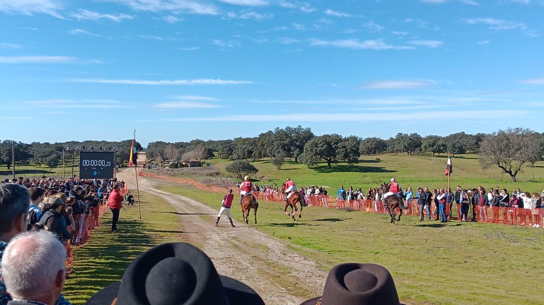 Gran ambiente en Toril en las carreras de caballos de San Blas