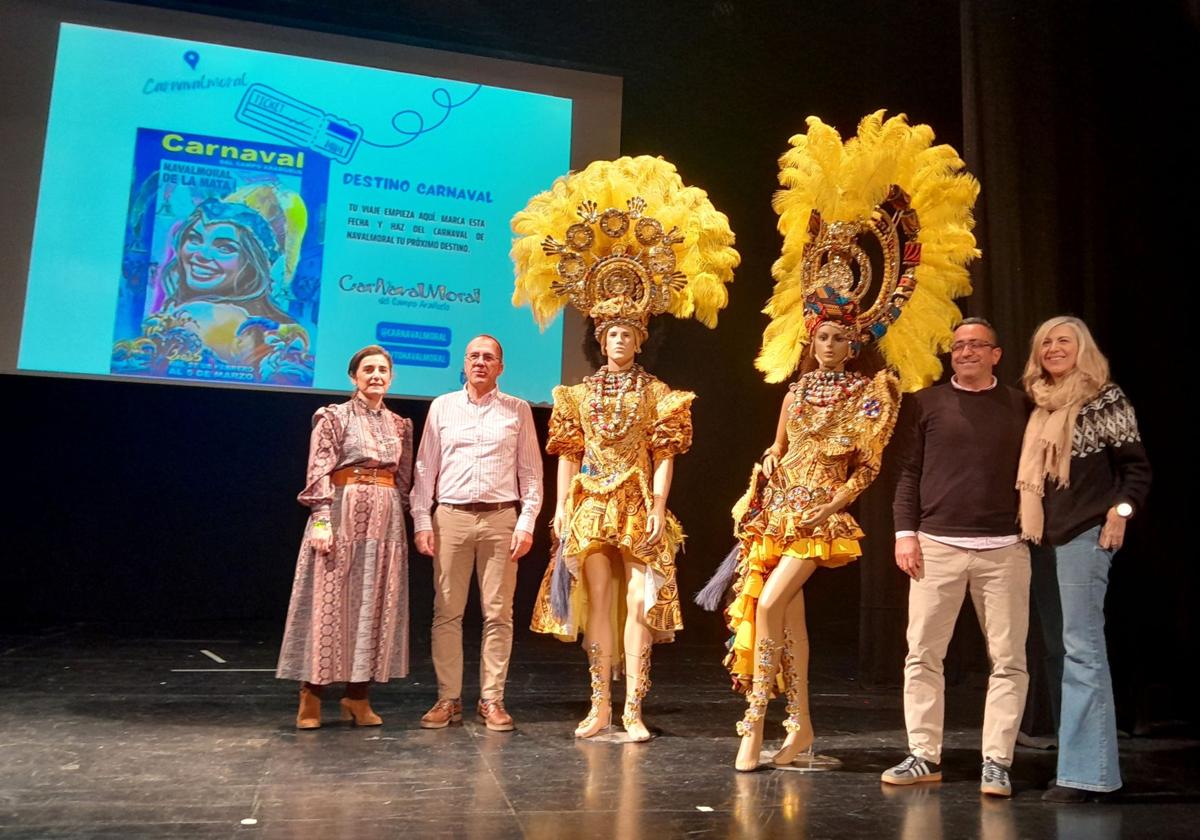 El alcalde y parte de su equipo de Gobierno en el teatro