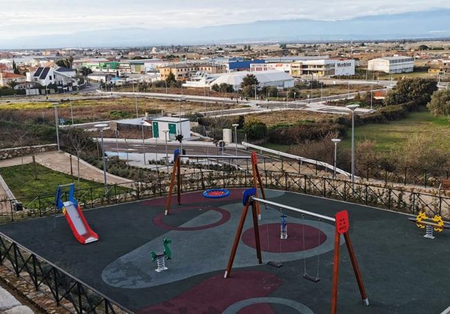 Parque infantil con la urbanización al fondo