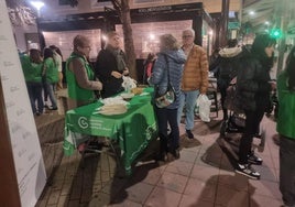 Participantes, organizadores y espectadores de la I Milla contra el Cáncer