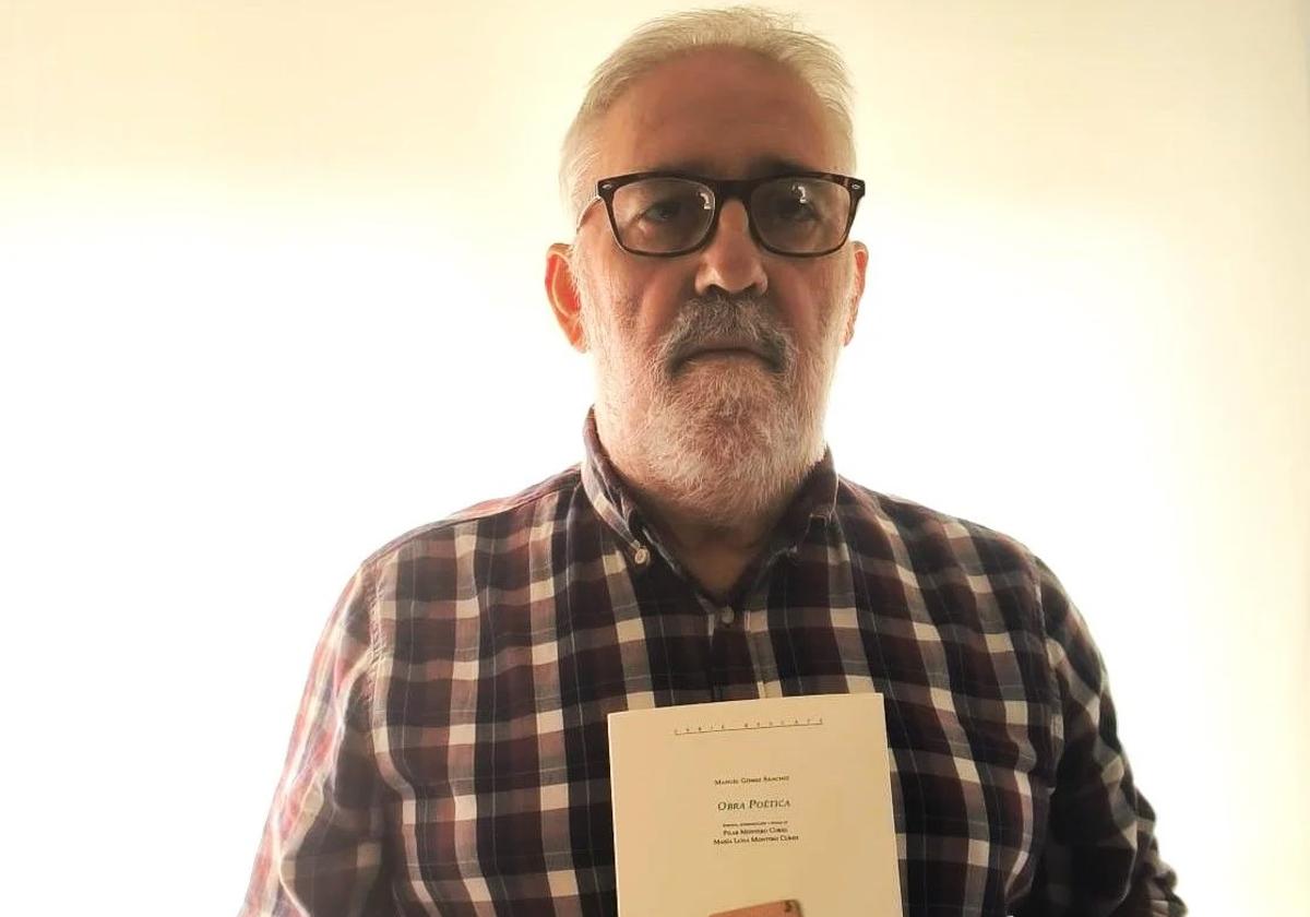 Blázquez con el libro publicado por la Editora Regional de Extremadura