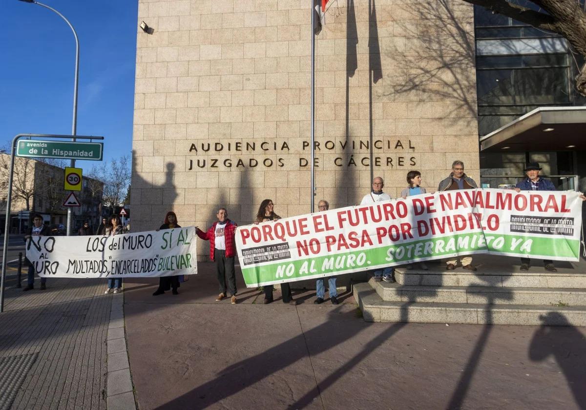 Pancartas de apoyo en los juzgados de Cáceres