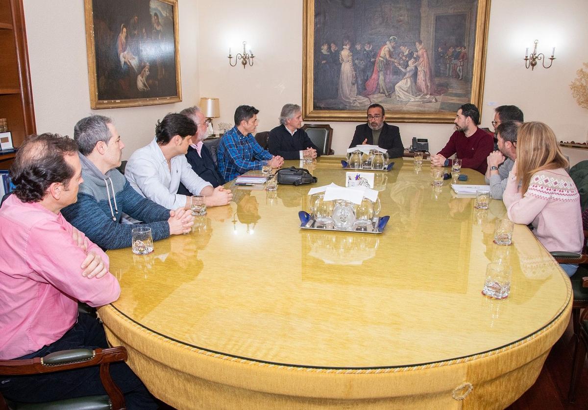 Miembros del comité de empresa de Almaraz con el presidente de la Diputación