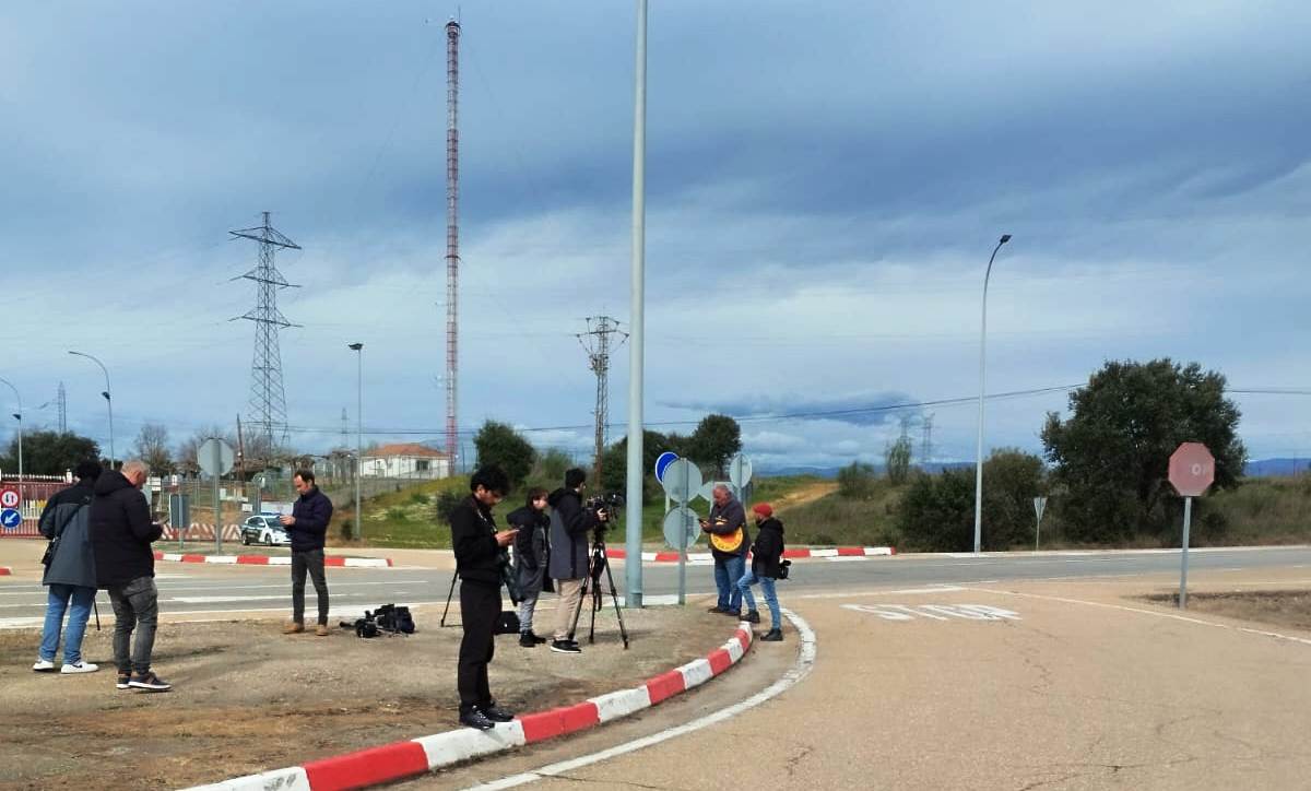 Informadores esperando la salida de las presidentas
