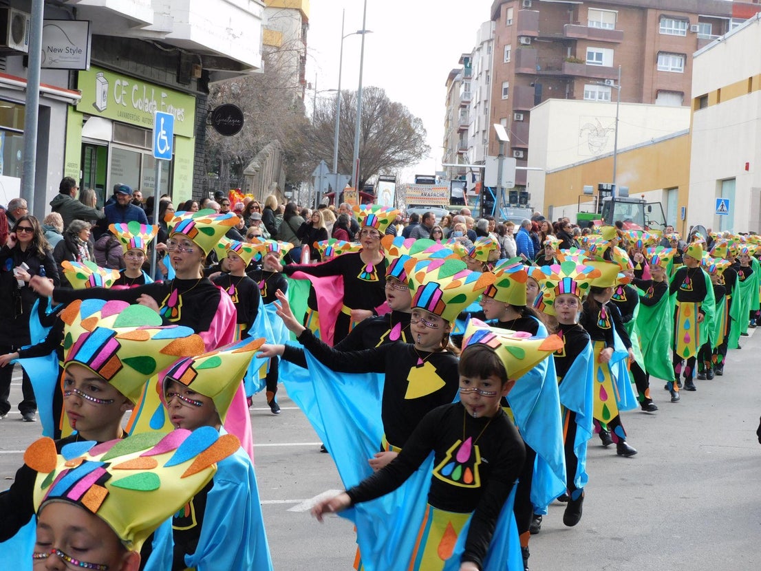 Un multitudinario desfile juvenil abre el Carnaval