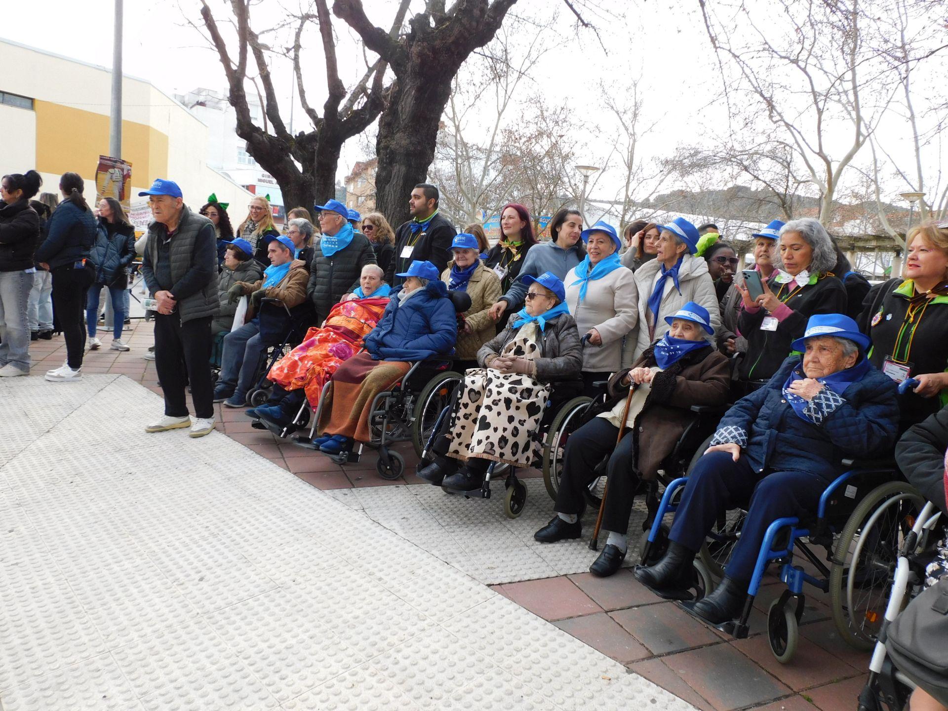 Un multitudinario desfile juvenil abre el Carnaval