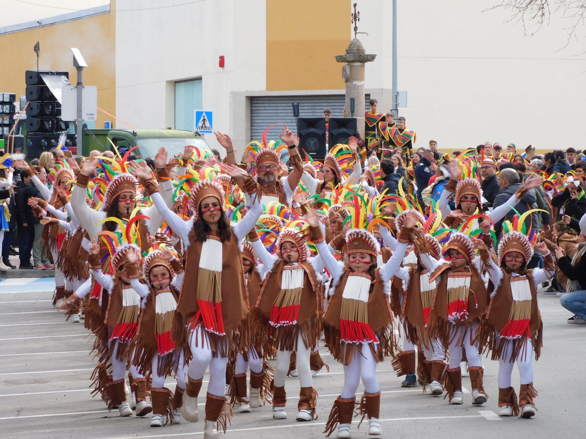 Un multitudinario desfile juvenil abre el Carnaval