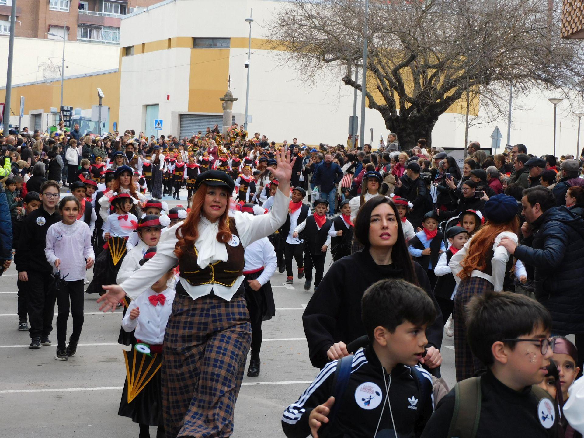 Un multitudinario desfile juvenil abre el Carnaval