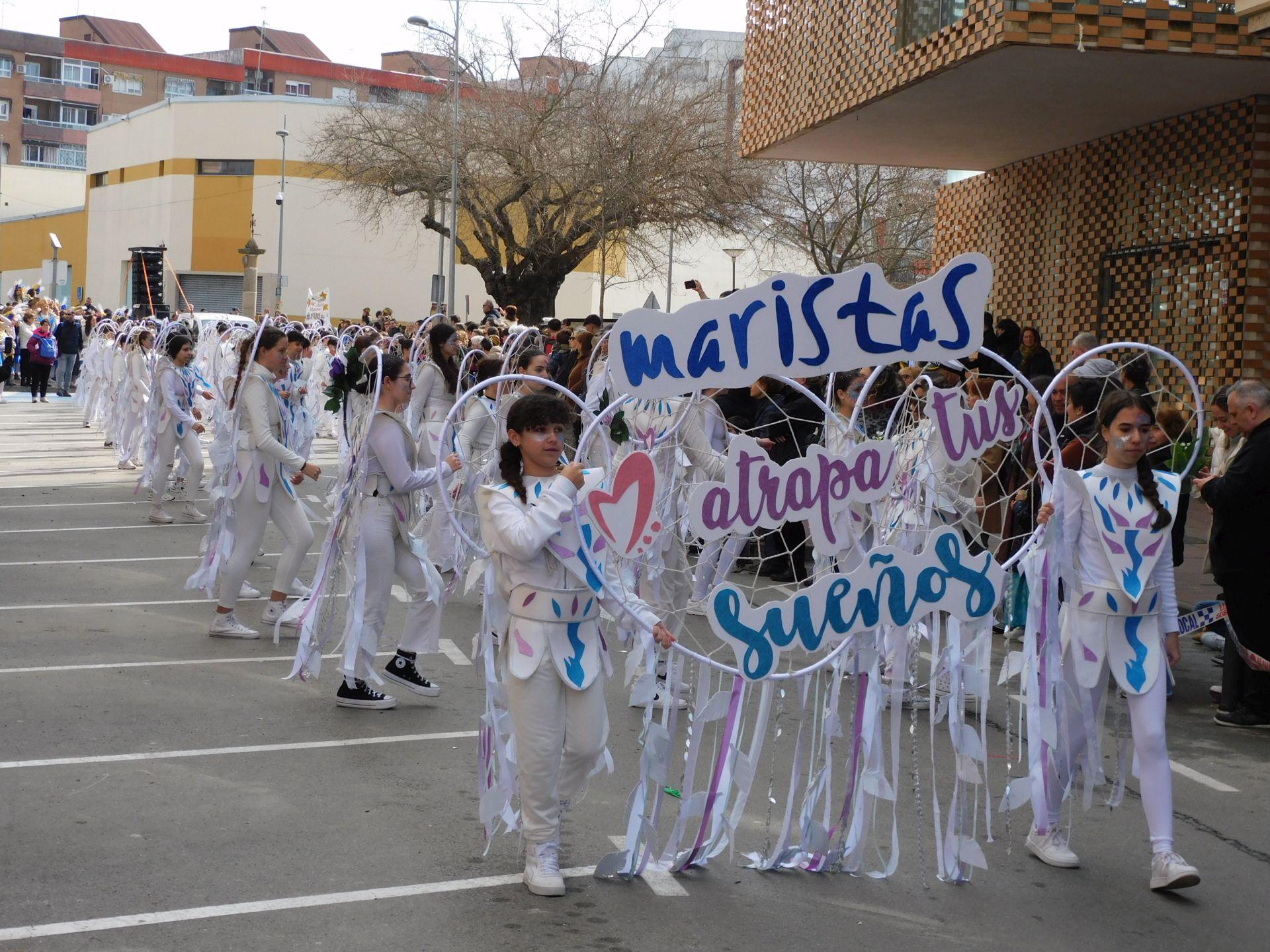 Un multitudinario desfile juvenil abre el Carnaval