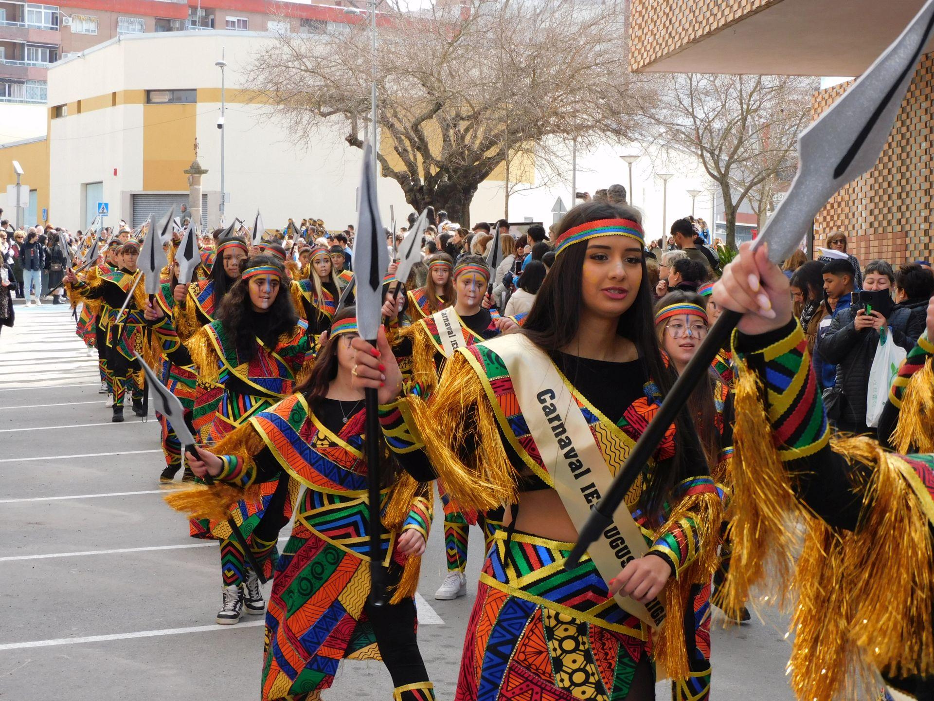 Un multitudinario desfile juvenil abre el Carnaval