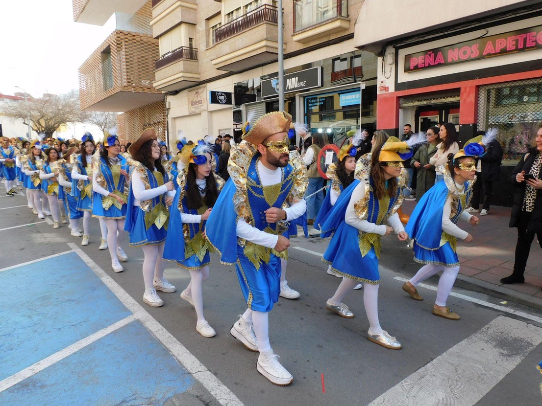 Un multitudinario desfile juvenil abre el Carnaval