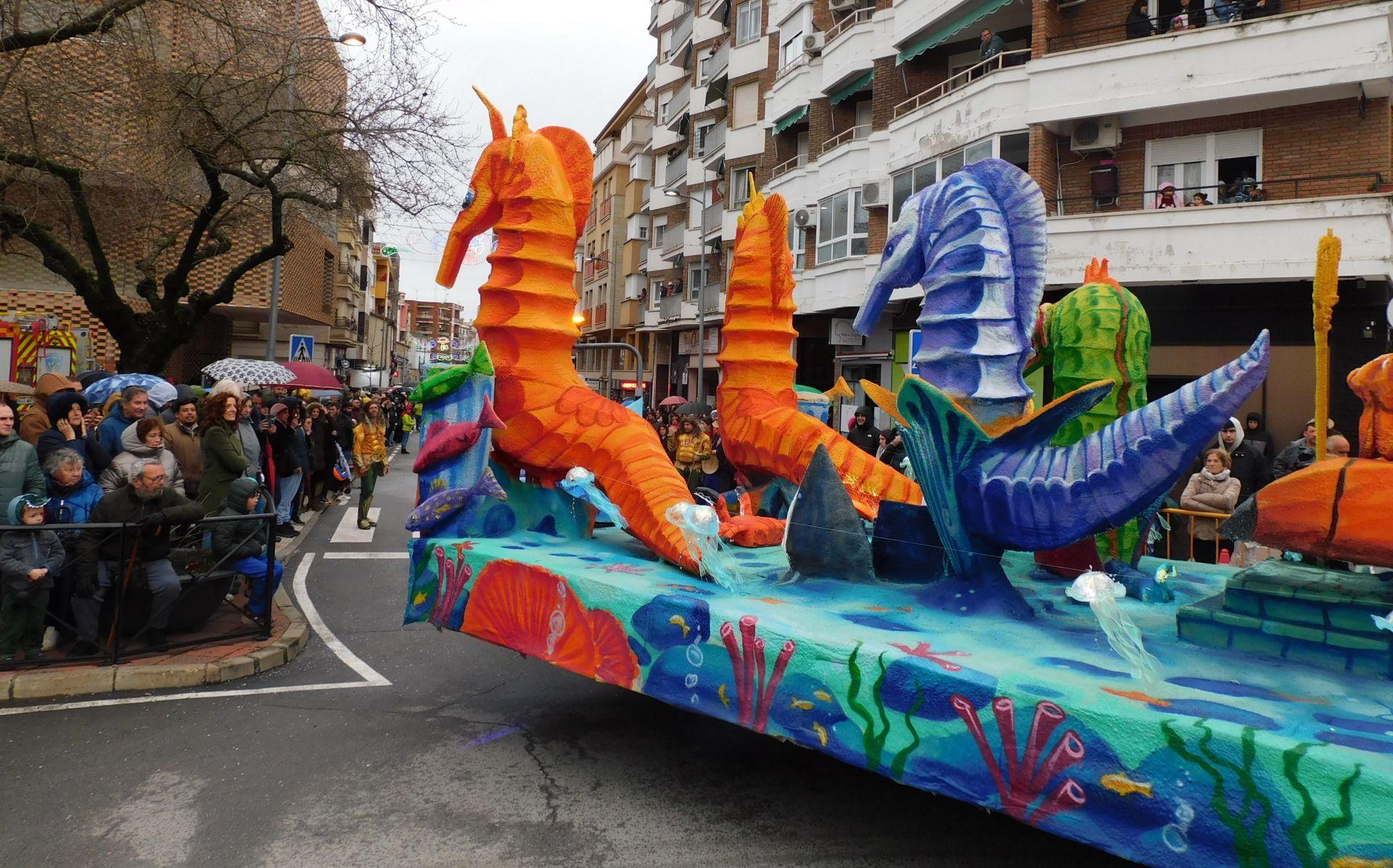 El desfile del Carnaval se impone al frío y la lluvia